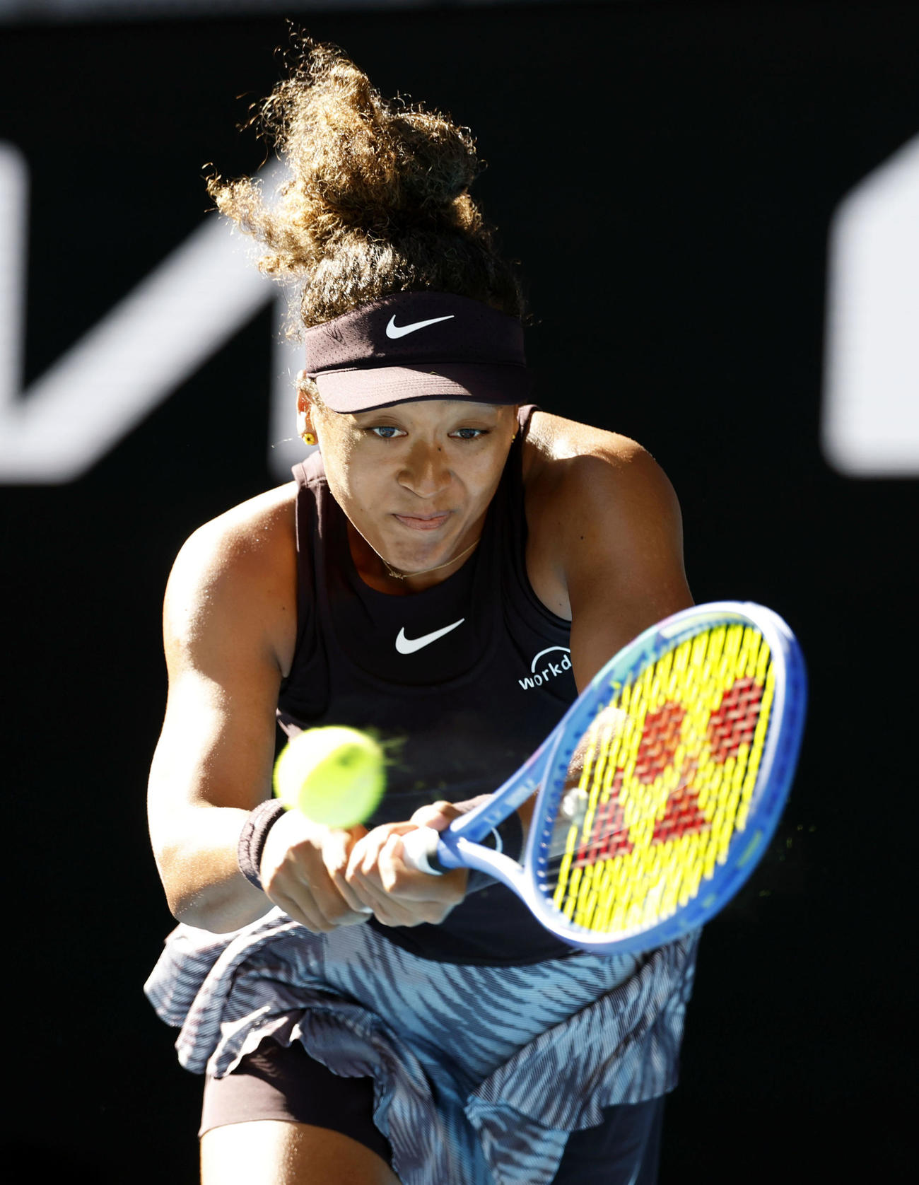 女子シングルス3回戦でプレーする大坂なおみ。途中棄権した＝メルボルン（共同）