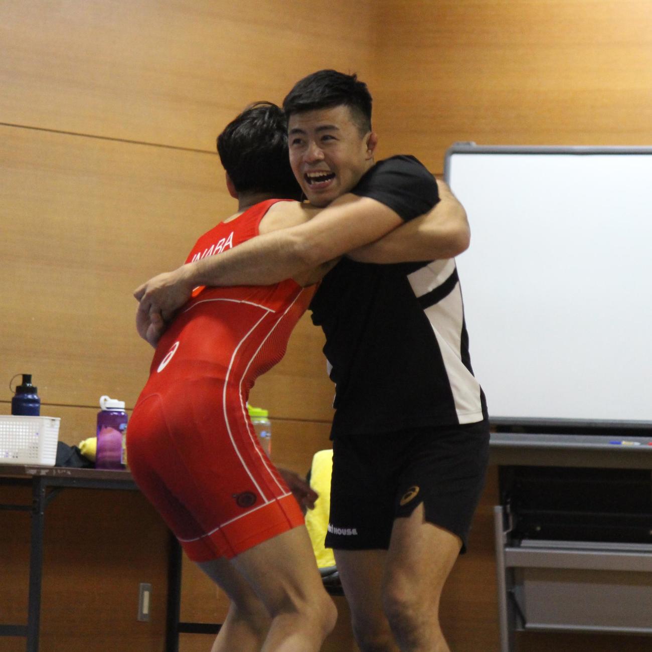 練習で笑顔を見せる文田（撮影・勝部晃多）