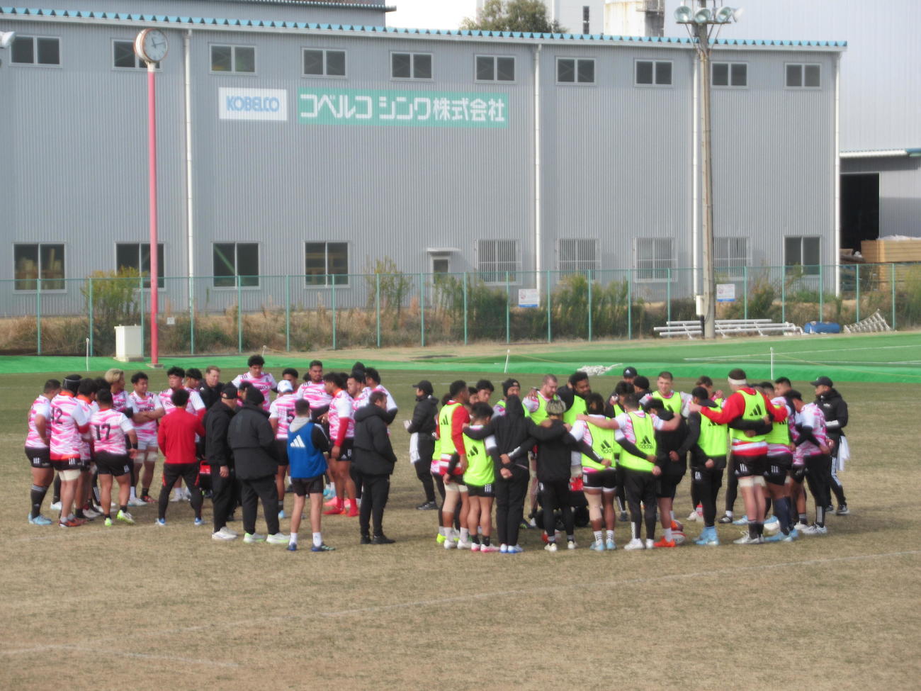 1・17　練習後に円陣を組むラグビー神戸の選手たち（撮影・実藤健一）