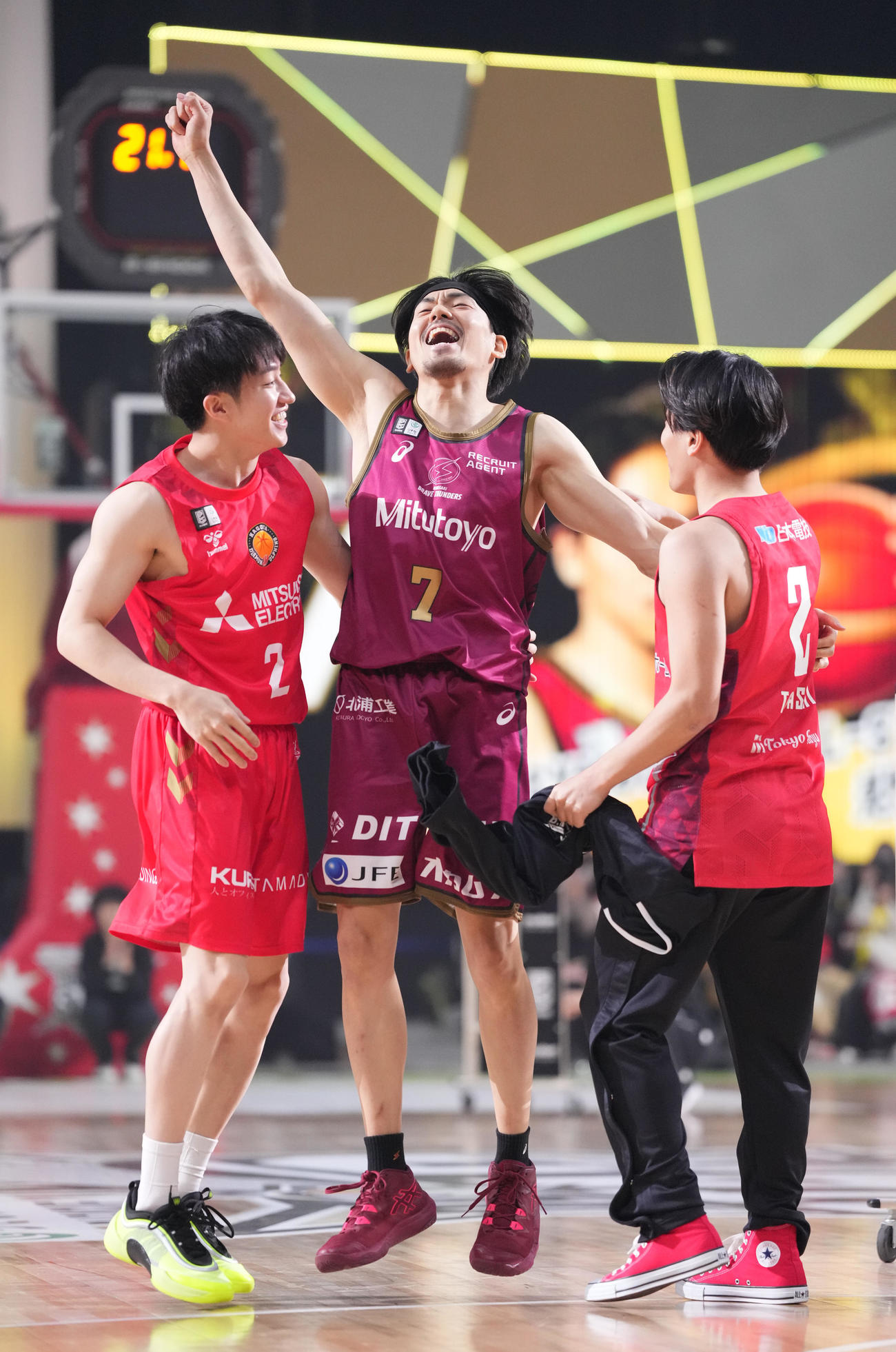 スキルズチャレンジで優勝し喜ぶ篠山。右は富樫、左は斎藤（撮影・鈴木みどり）