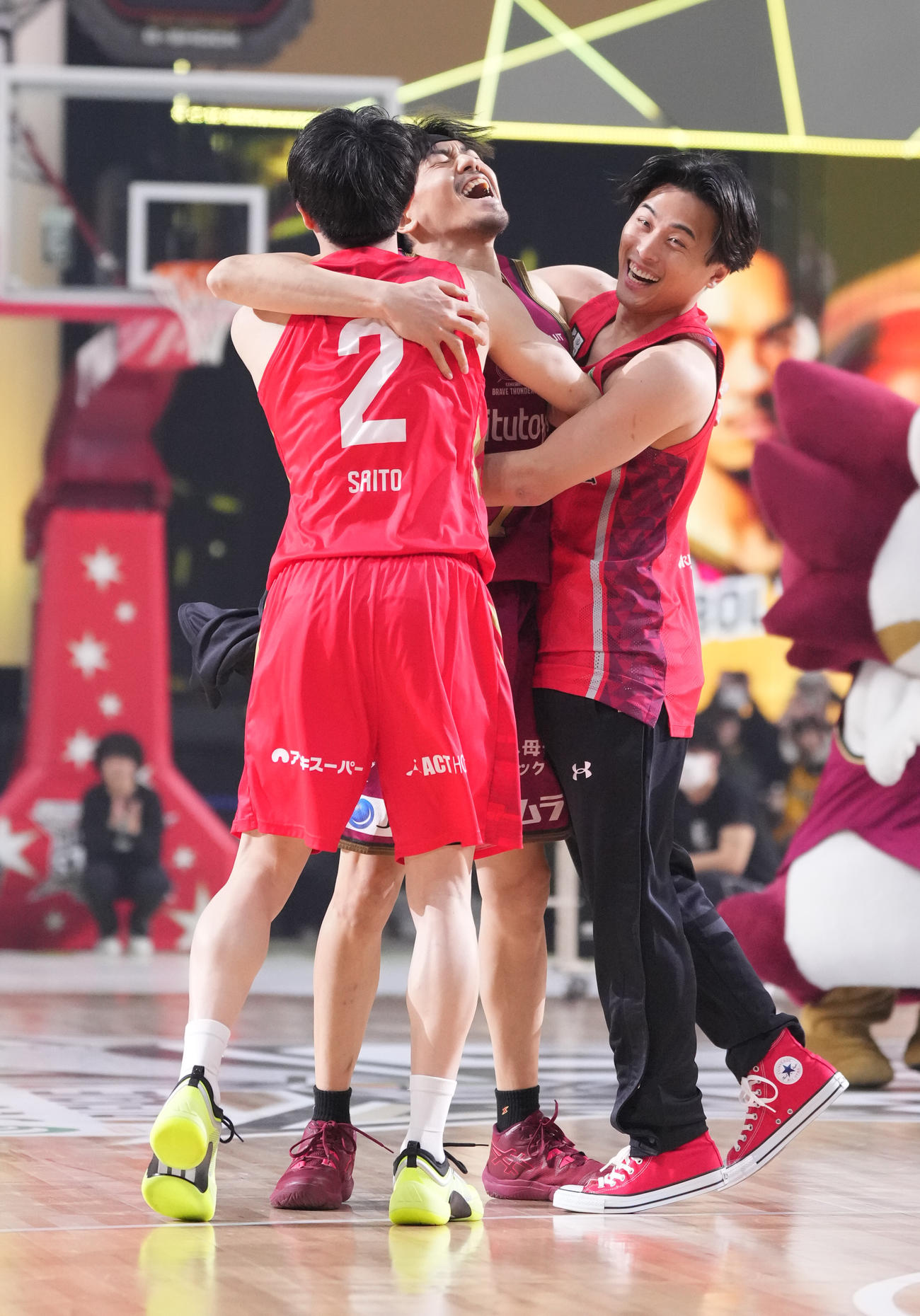 スキルズチャレンジで優勝し喜ぶ篠山。右は富樫、左は斎藤（撮影・鈴木みどり）