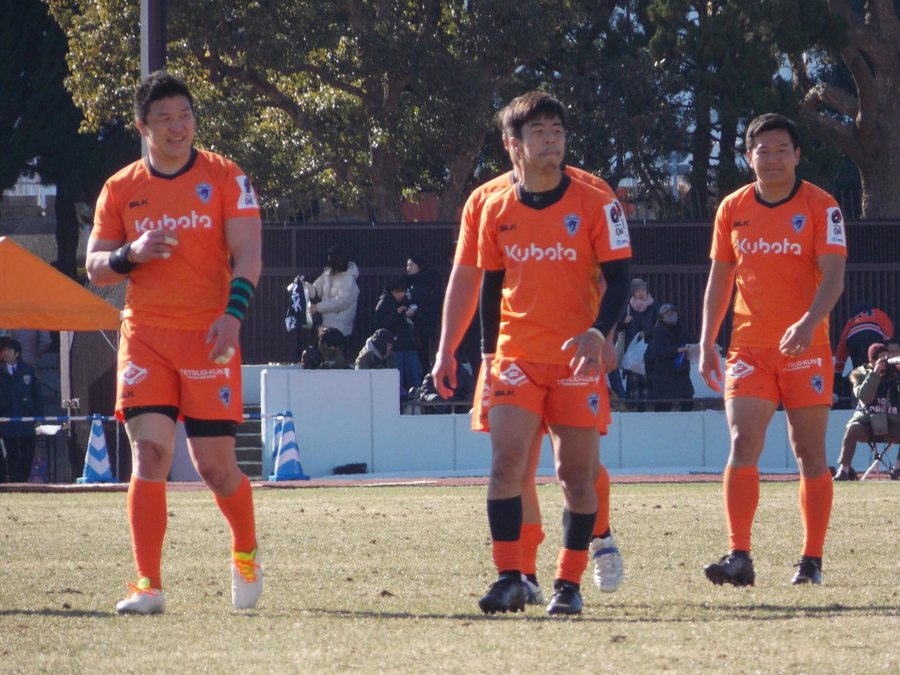BR東京戦に勝利し、観客へあいさつに向かうCTB立川理道（左）ら東京ベイの選手たち（撮影・松本航）