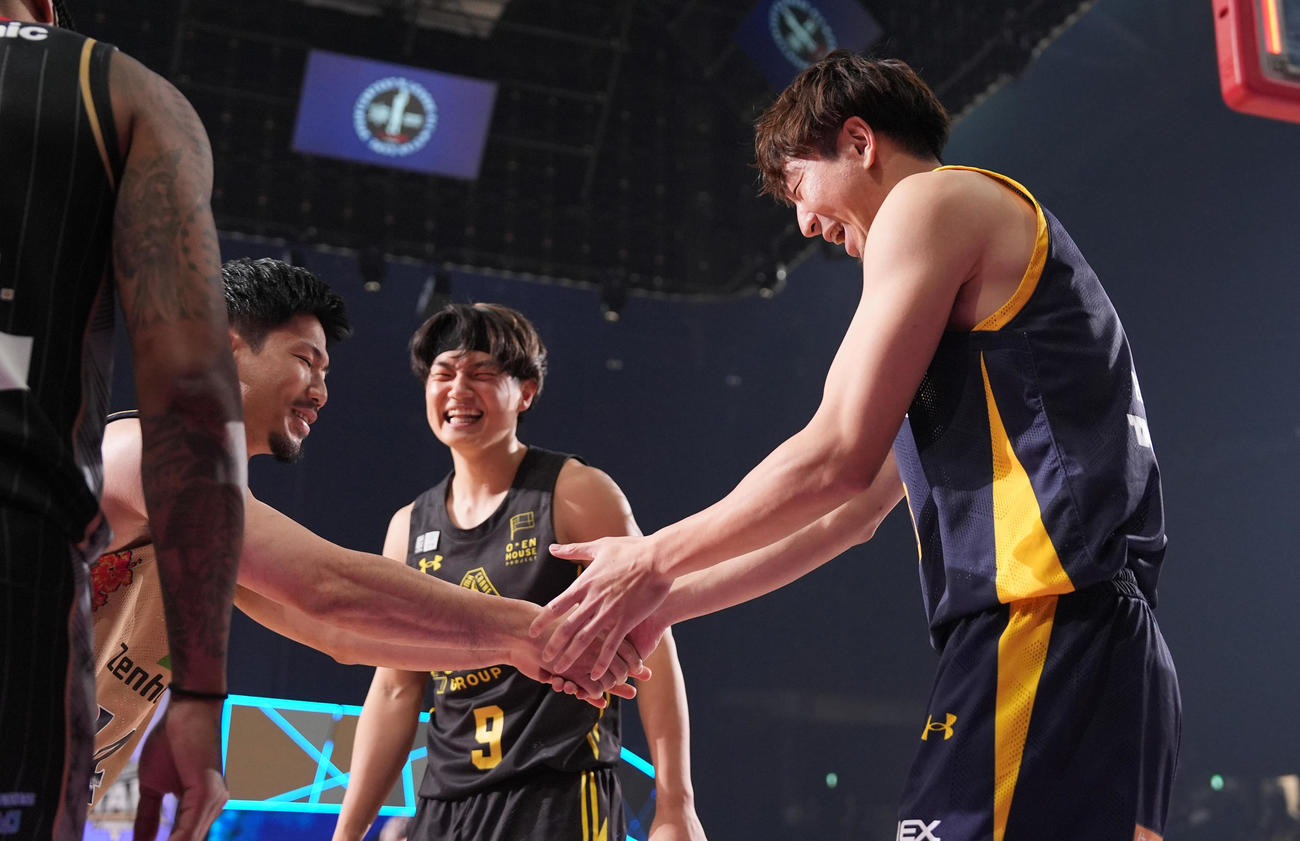 3ポイントコンテストで岸本（左）との延長戦を制し優勝した比江島（右）は握手を交わす（撮影・鈴木みどり）