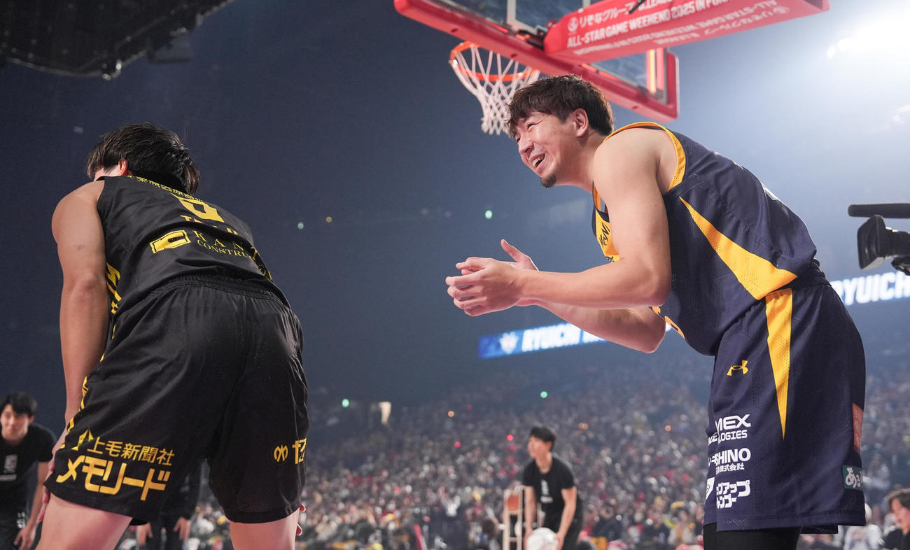 3ポイントコンテストで延長戦を制し優勝した比江島（右）は手をたたく（撮影・鈴木みどり）