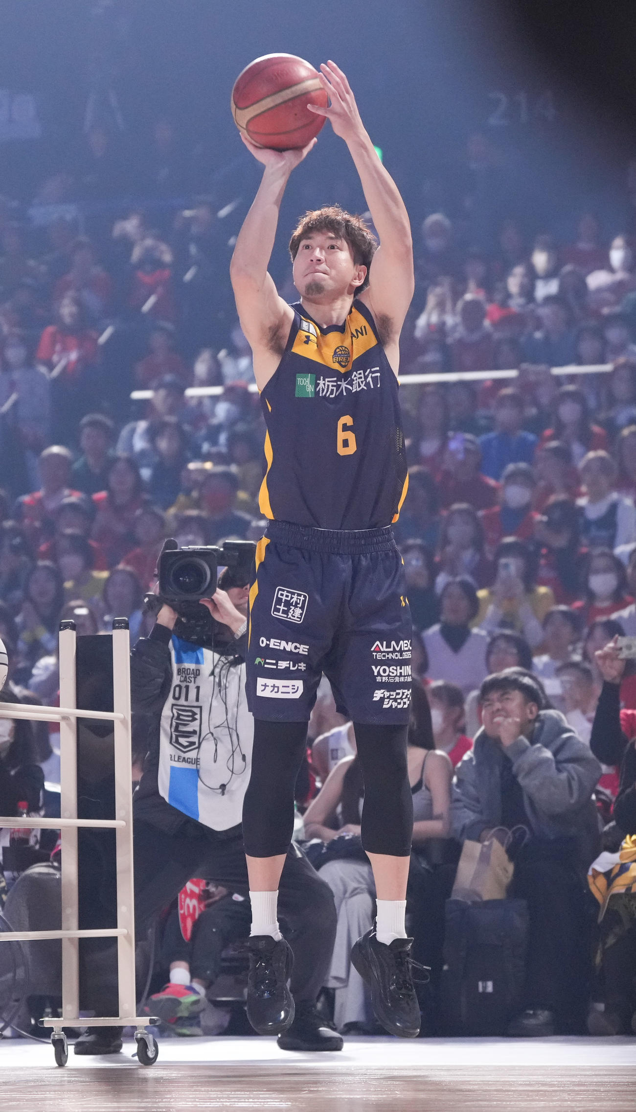 3ポイントコンテストに挑む比江島（撮影・鈴木みどり）