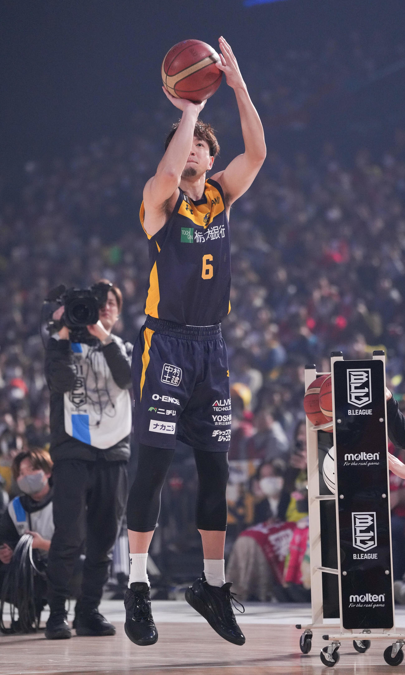 3ポイントコンテスト延長戦に挑む比江島（撮影・鈴木みどり）