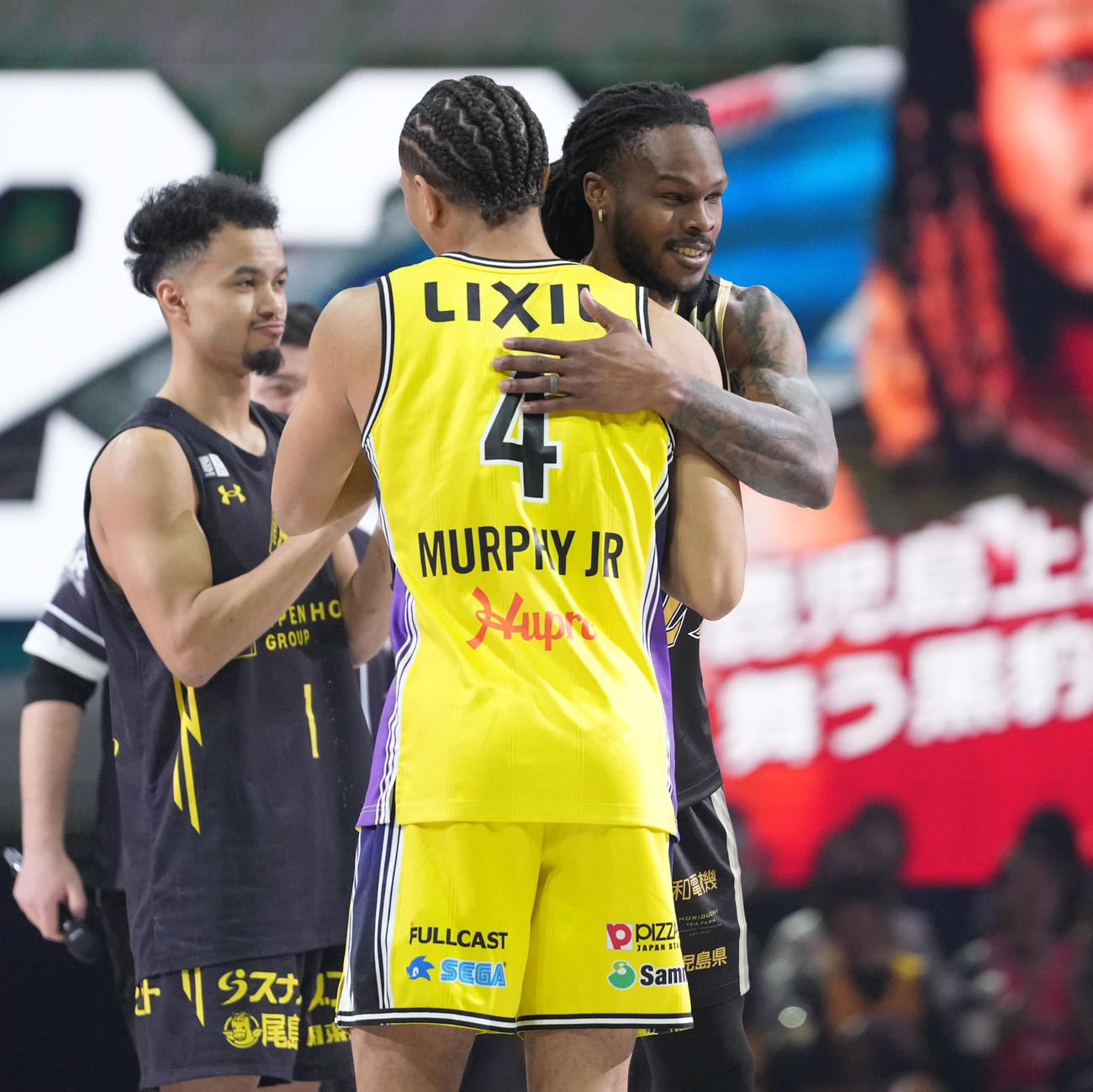 ダンクコンテストで優勝したゲインズ（右）はマーフィー（中央）と健闘を称え合う＝2025年1月18日