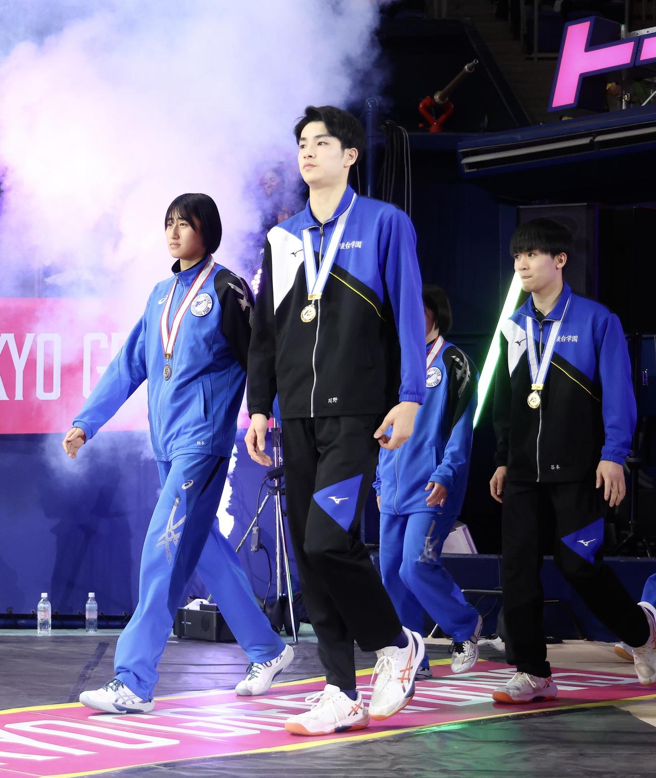 東京GB対日鉄堺BZ　ハーフタイムショーに登場する春高バレー女子優勝の共栄学園・秋本（左）と男子優勝の駿台学園・川野（撮影・河田真司）