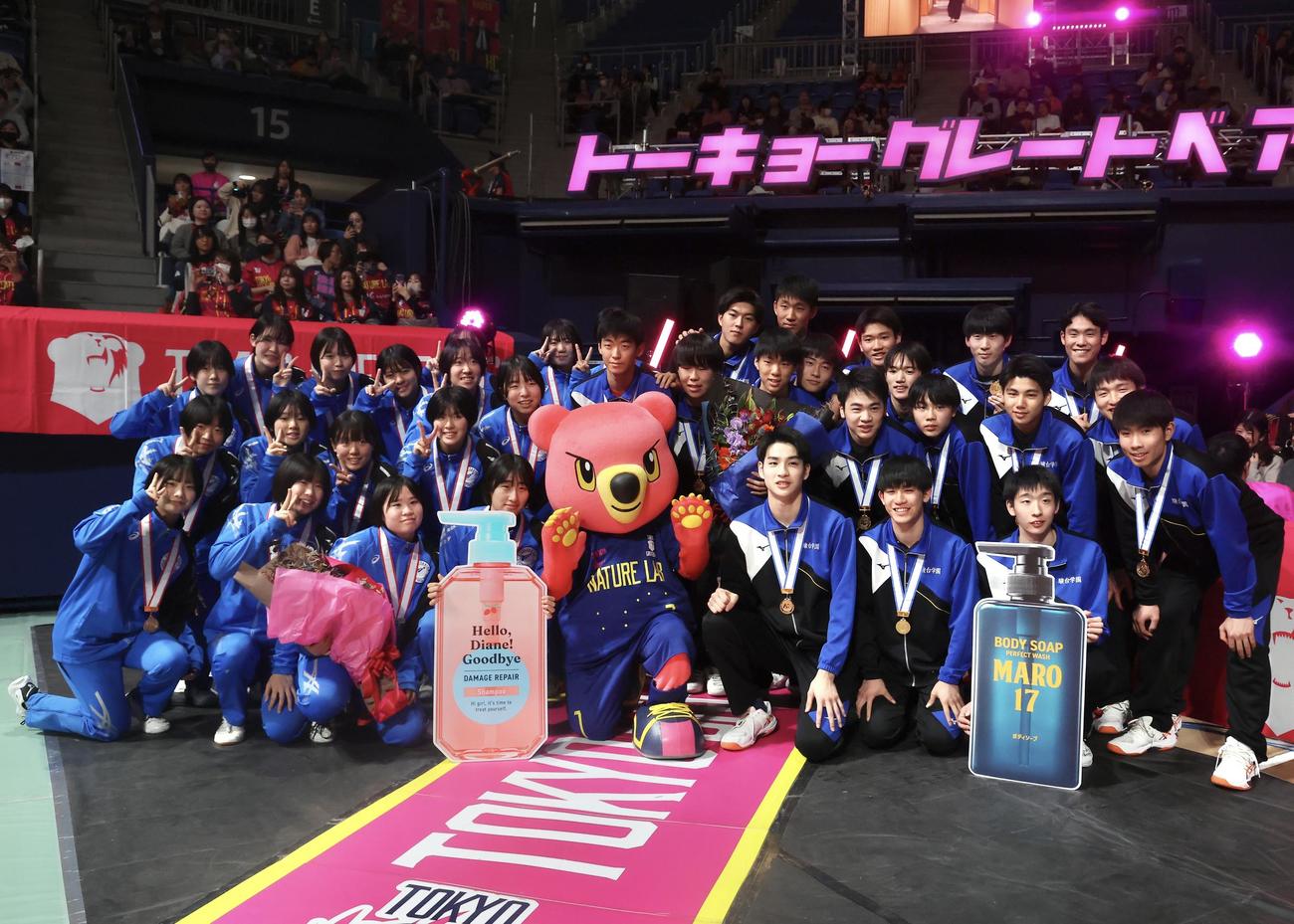東京GB対日鉄堺BZ　ハーフタイムショーに登場する春高バレー女子優勝の共栄学園（左）と男子優勝の駿台学園（撮影・河田真司）
