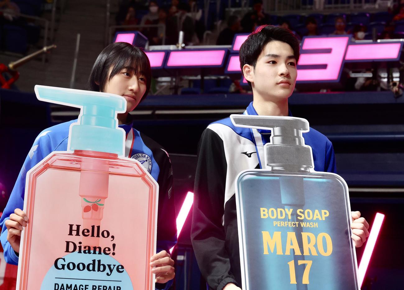 東京GB対日鉄堺BZ　ハーフタイムショーに登場する春高バレー女子優勝の共栄学園・秋本（左）と男子優勝の駿台学園・川野（撮影・河田真司）