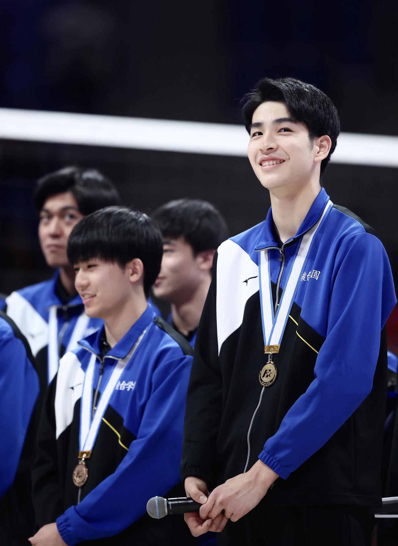 東京GB対日鉄堺BZ　ハーフタイムショーに登場する春高バレー男子優勝の駿台学園・川野ら（撮影・河田真司）