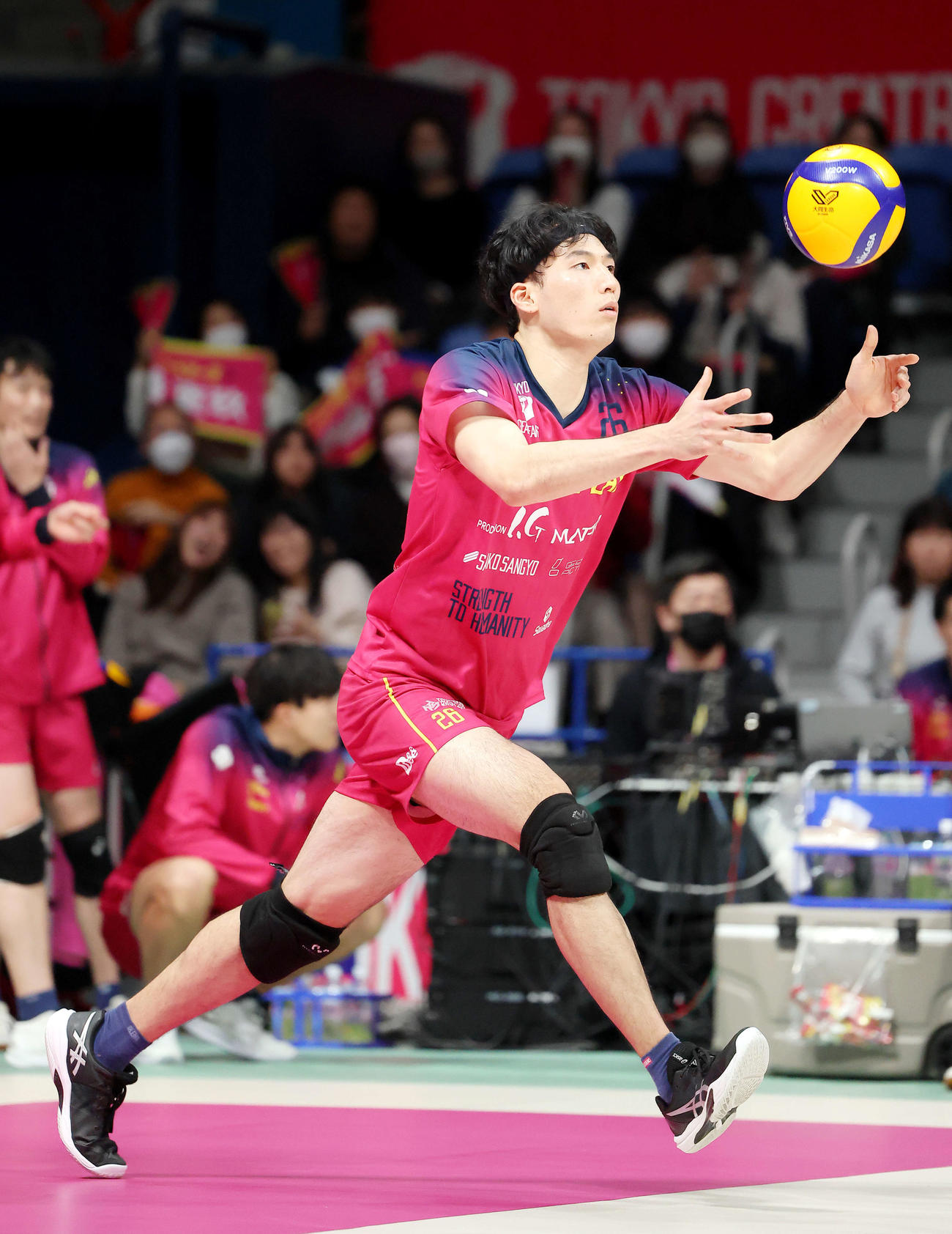東京GB対日鉄堺BZ　第4S、サーブを放つ東京GB伊藤（撮影・河田真司）