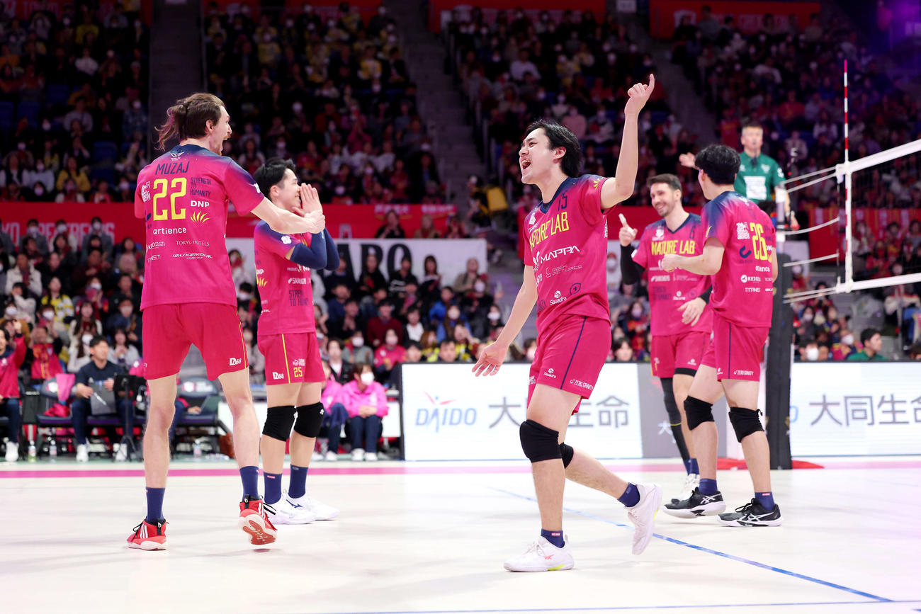 東京GB対日鉄堺BZ　第4S、ポイントし喜ぶ東京GB今橋祐希（中央）ら（撮影・河田真司）