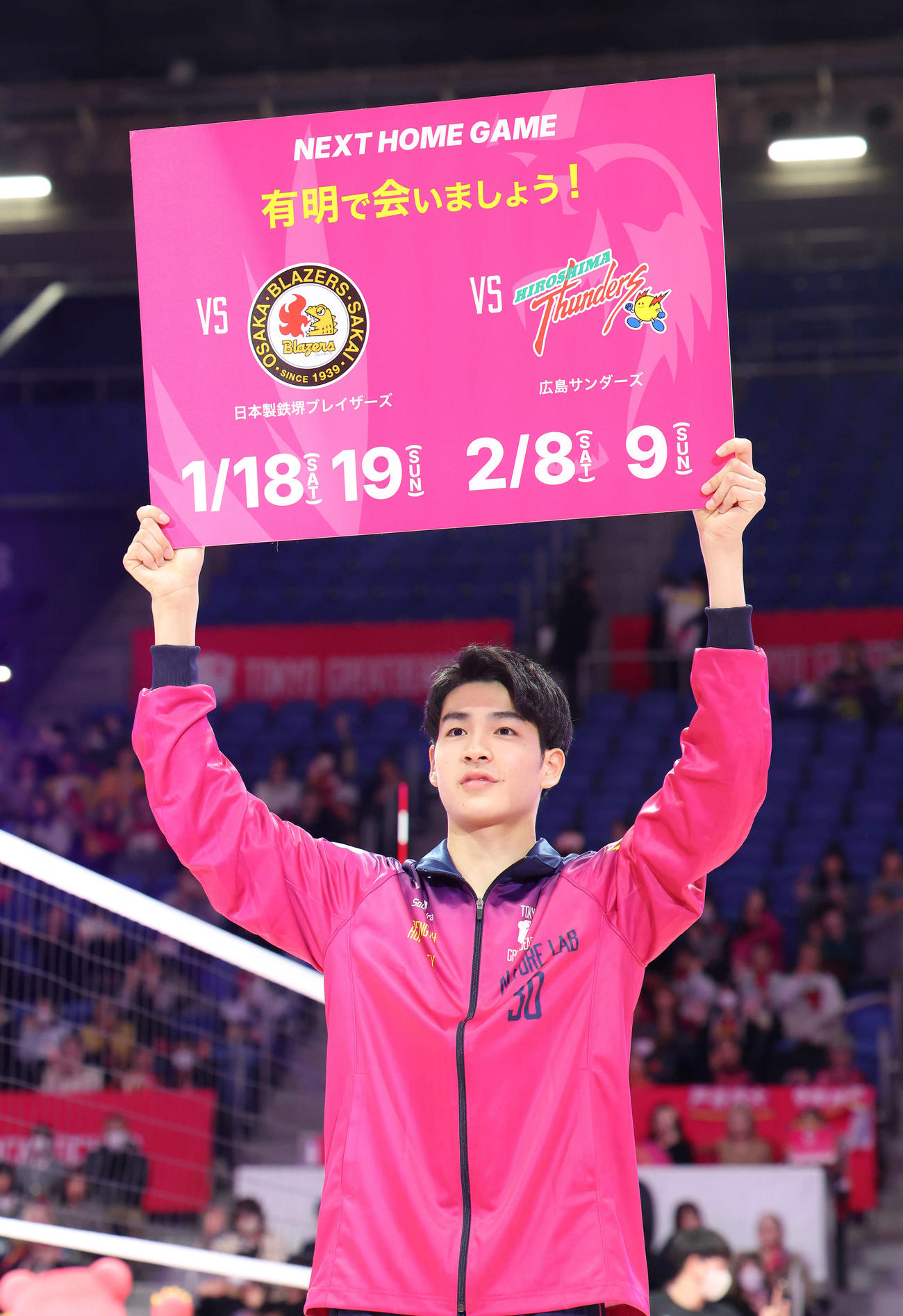 東京GB対日鉄堺BZ　試合後、観客席に宣伝する東京GB新入団の川野（撮影・河田真司）
