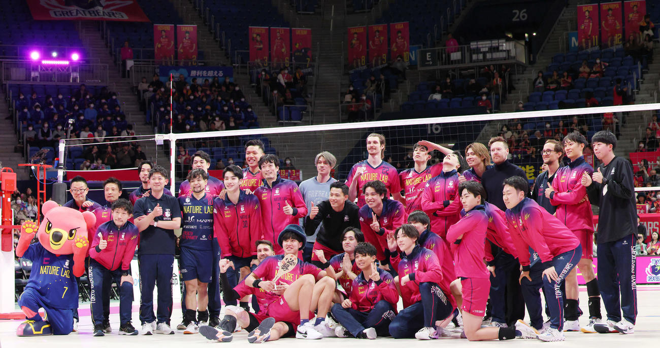試合後、集合写真に納まる東京GB（撮影・河田真司）