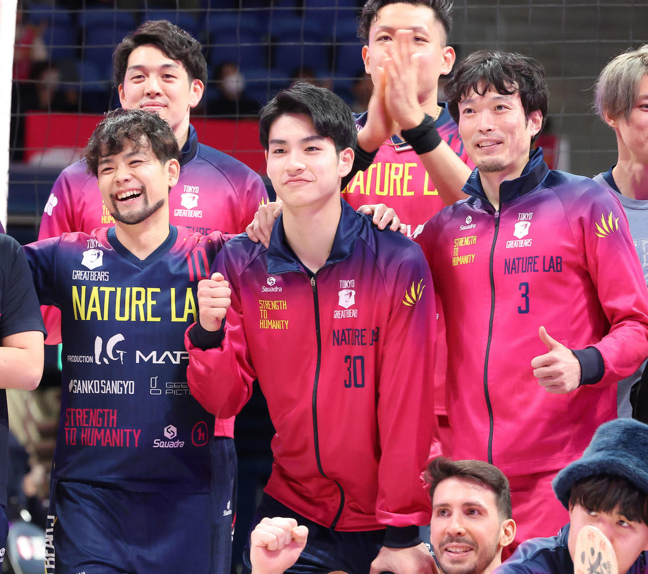 試合後、チームメートと集合写真に納まる東京GB新入団選手の川野（中央）（撮影・河田真司）