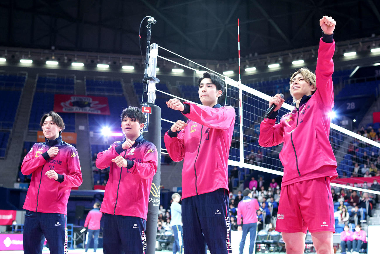 東京GB対日鉄堺BZ　試合後、戸崎（右）の合図で音頭を取る東京GB新入団選手の、左から黒川、大前、川野（撮影・河田真司）