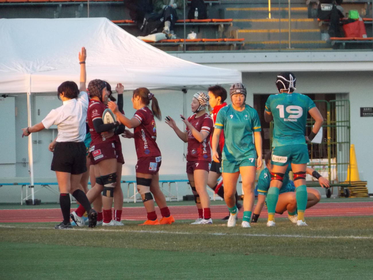 全国女子選手権準決勝の九州・ながと合同戦で後半にトライを決め、喜ぶ東京山九の選手たち（撮影・松本航）