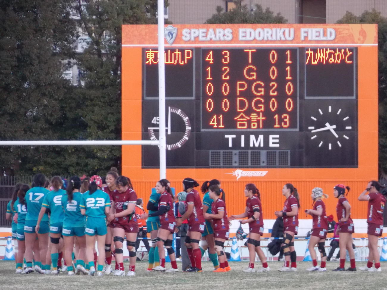 全国女子選手権準決勝を終え、握手する赤のジャージーの東京山九と、九州・ながと合同の選手たち（撮影・松本航）