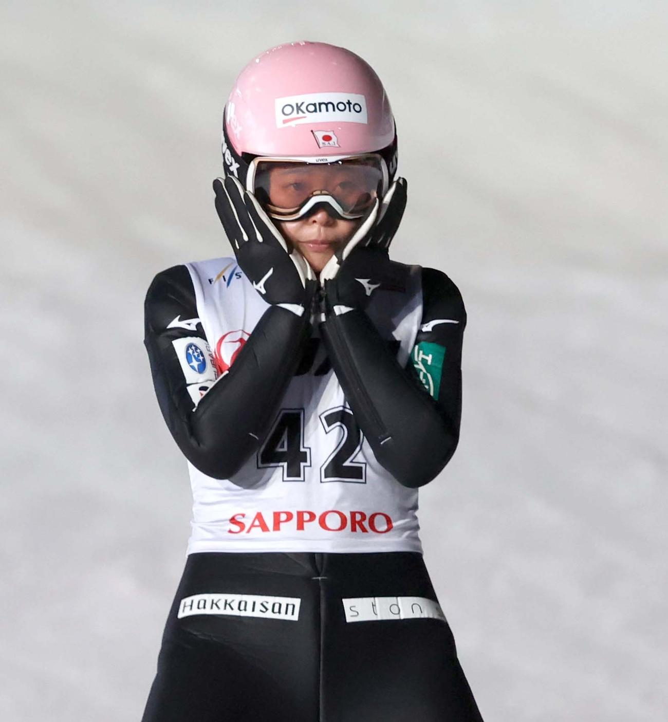 2回目、120・5メートルを飛び顔を覆う勢藤（撮影・黒川智章）