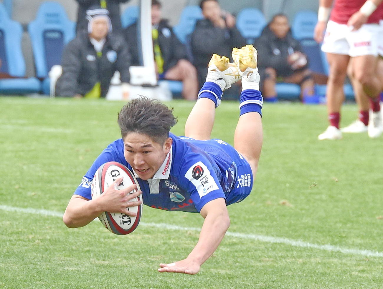 前半25分、この日自身2本目のトライを決める静岡SH北村　　