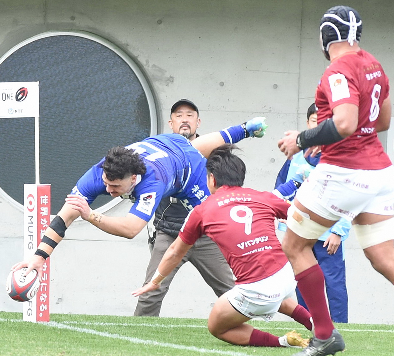 前半20分、右隅にトライを決めるWTB静岡ヴァレンス・テファレ