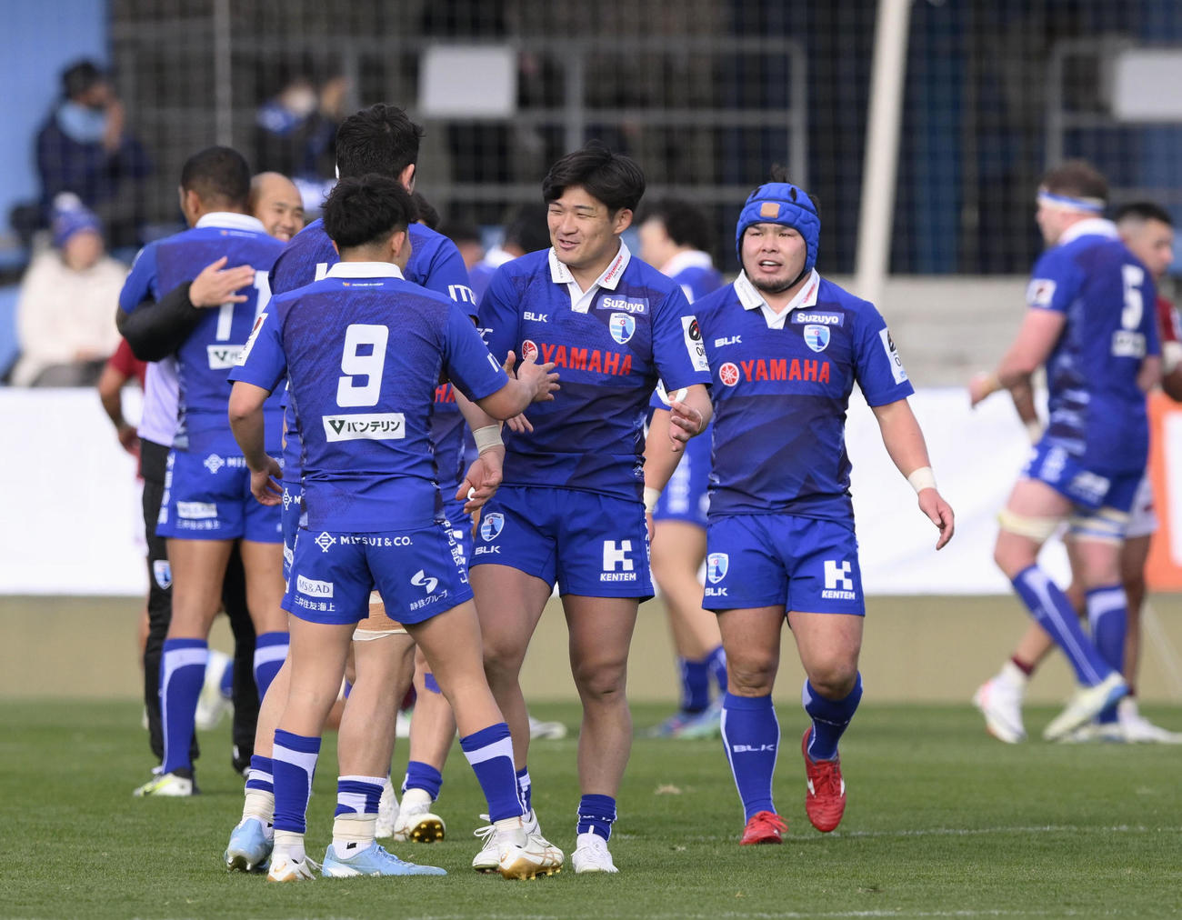 BL東京に勝利し、喜ぶ静岡フィフティーン（共同）