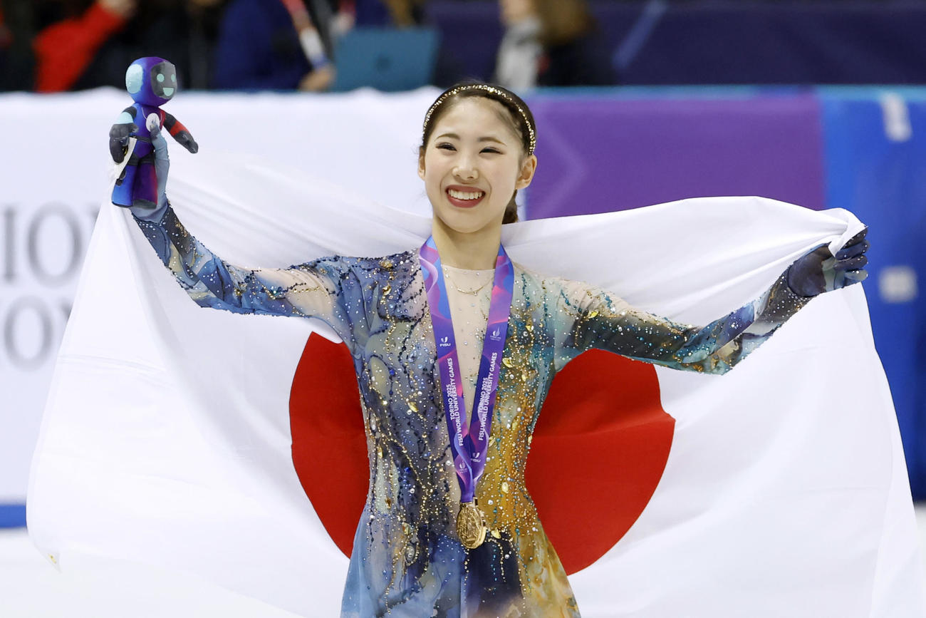 女子で優勝した住吉りをん（共同）