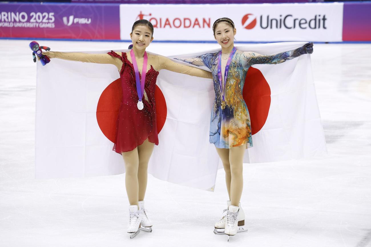女子で優勝した住吉りをん（右）と2位の千葉百音（共同）