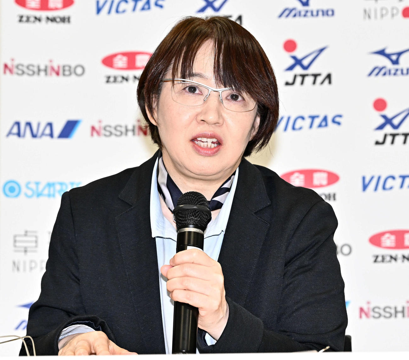 会見する馬場強化本部長（撮影・滝沢徹郎）
