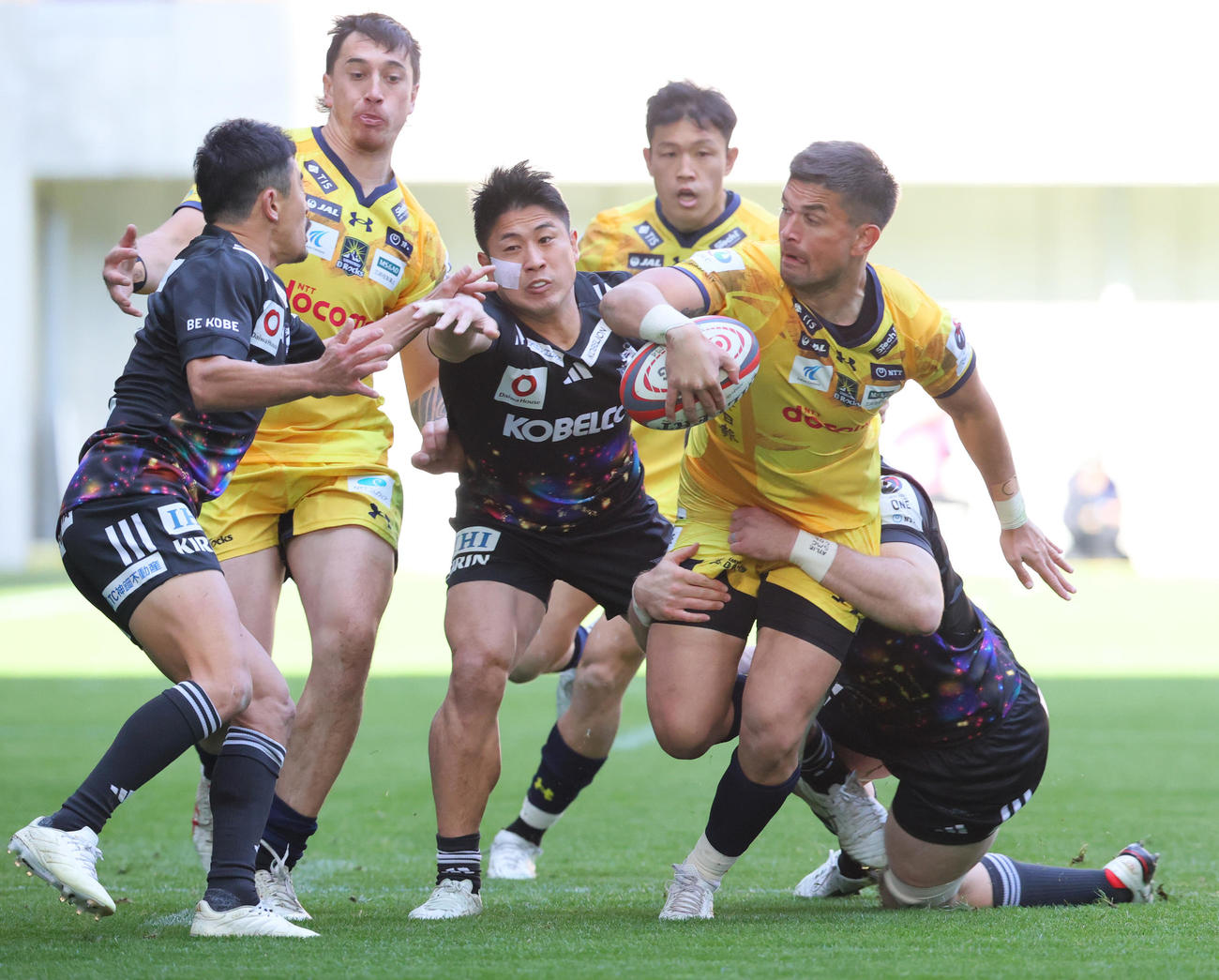 リーグワン第5節　神戸対浦安　前半、激しく競り合う両チームの選手ら（撮影・上山淳一）