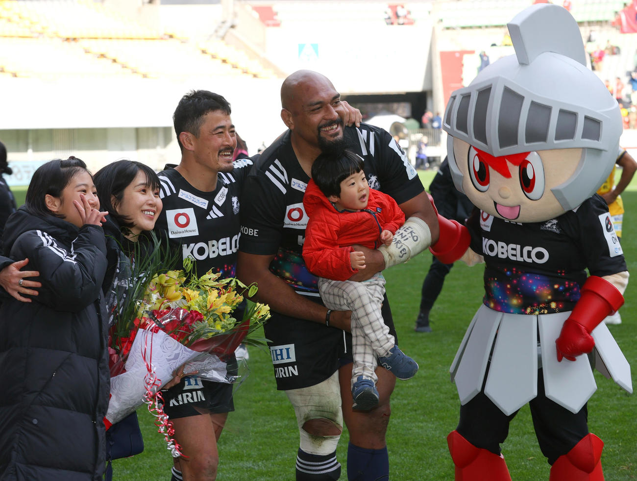 リーグ通算150CAPを記録した神戸日和佐（左から3人目）は神戸中島イシレリ（右）と家族で記念撮影する（撮影・上山淳一）