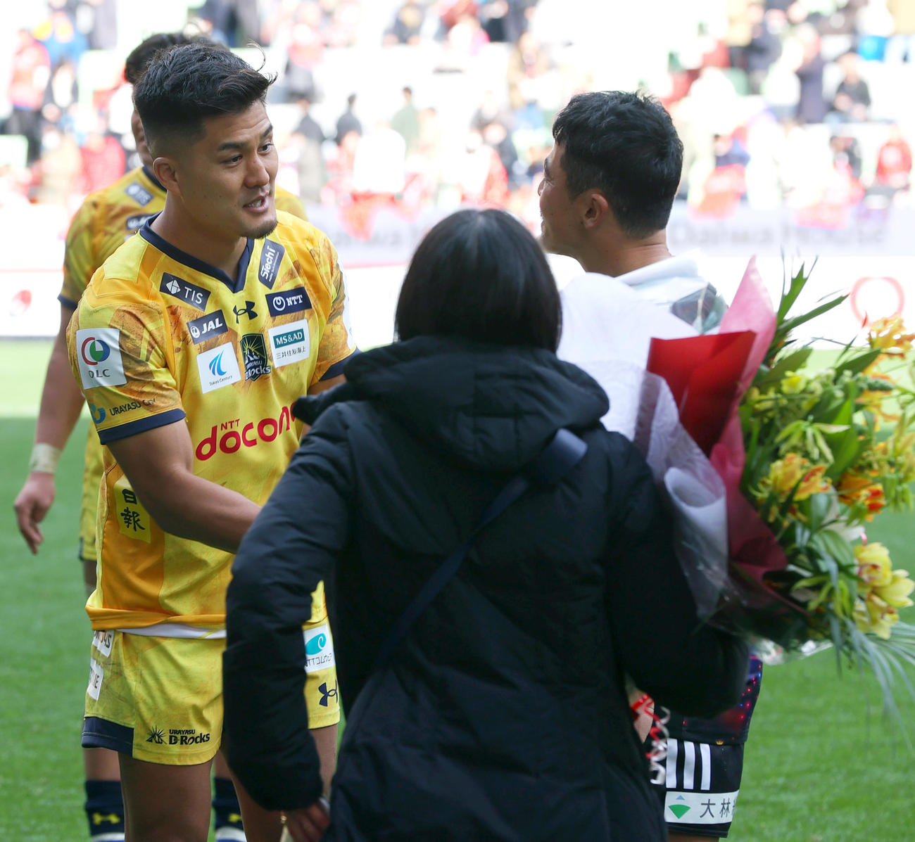 神戸対浦安　リーグ通算150CAPを記録した神戸日和佐（右）を祝福する浦安田村（撮影・上山淳一）