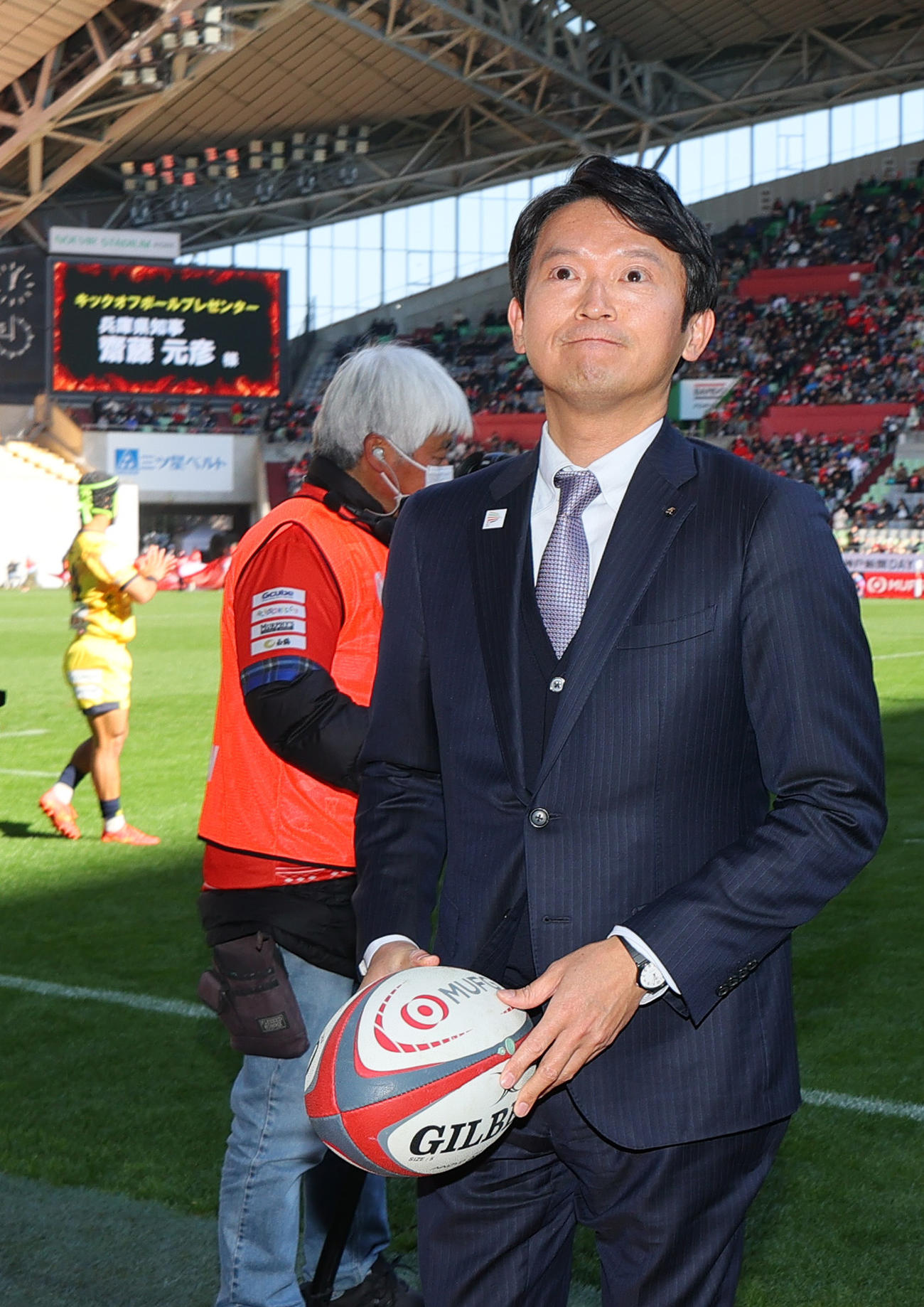 神戸対浦安　斎藤兵庫県知事はキックオフボールデリバリーを行う（撮影・上山淳一）