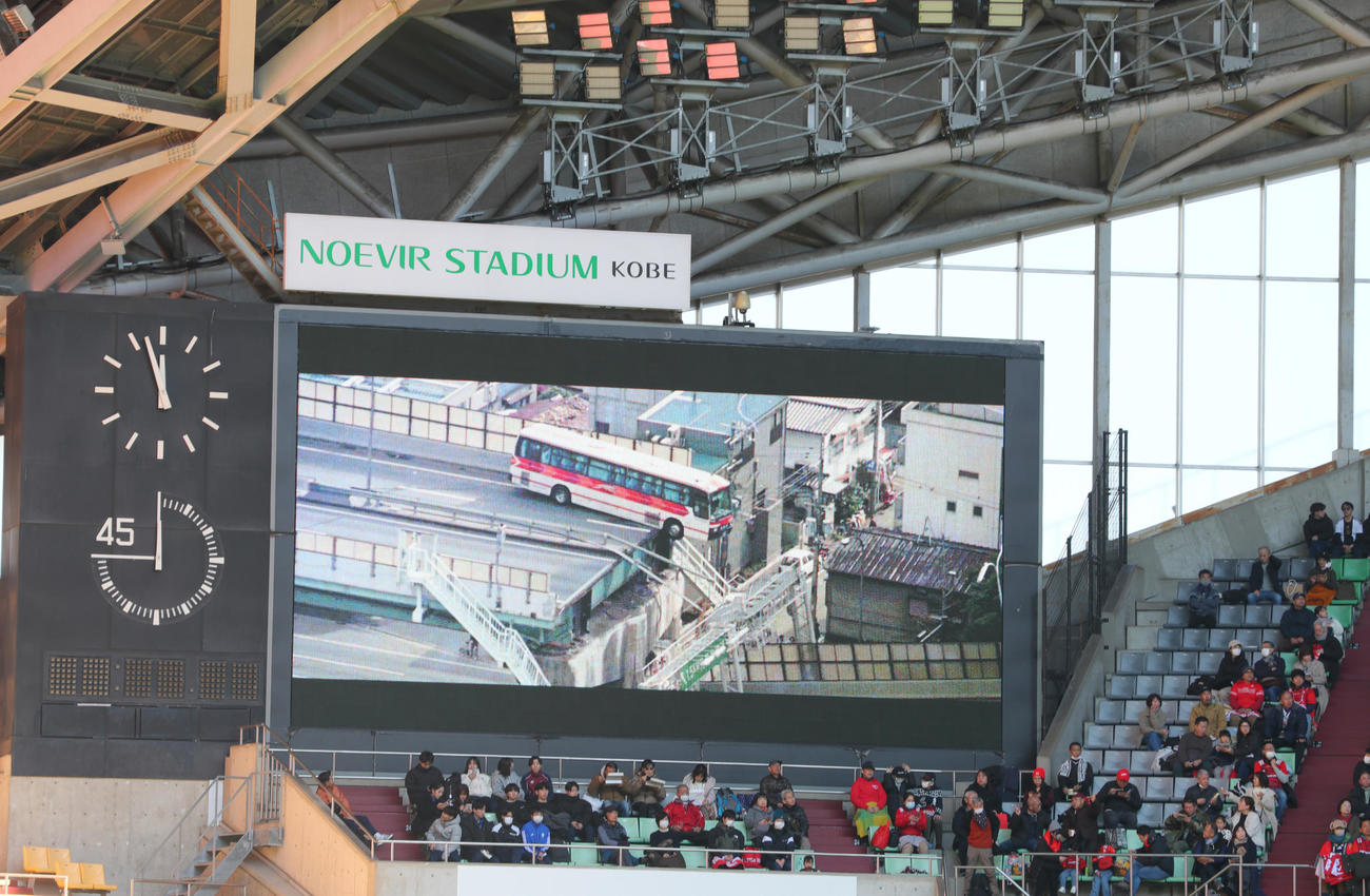 神戸対浦安　試合前、阪神・淡路大震災30年のメッセージ動画が放映される（撮影・上山淳一）