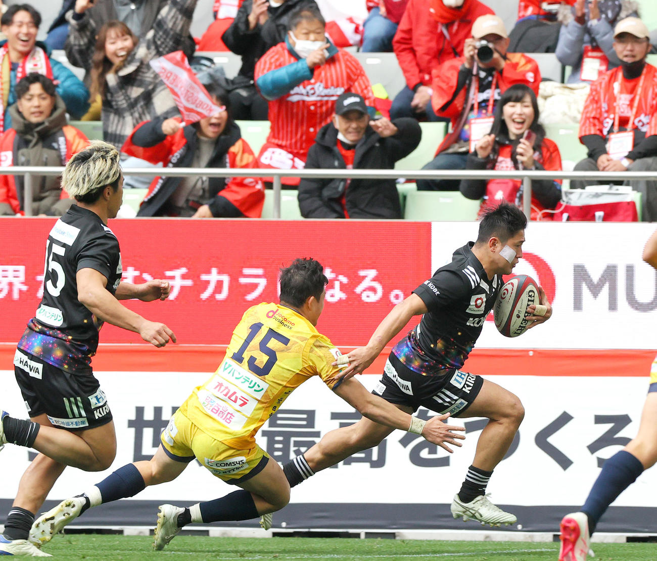 神戸対浦安　後半、パスを受けトライを決める神戸松永（右）（撮影・上山淳一）