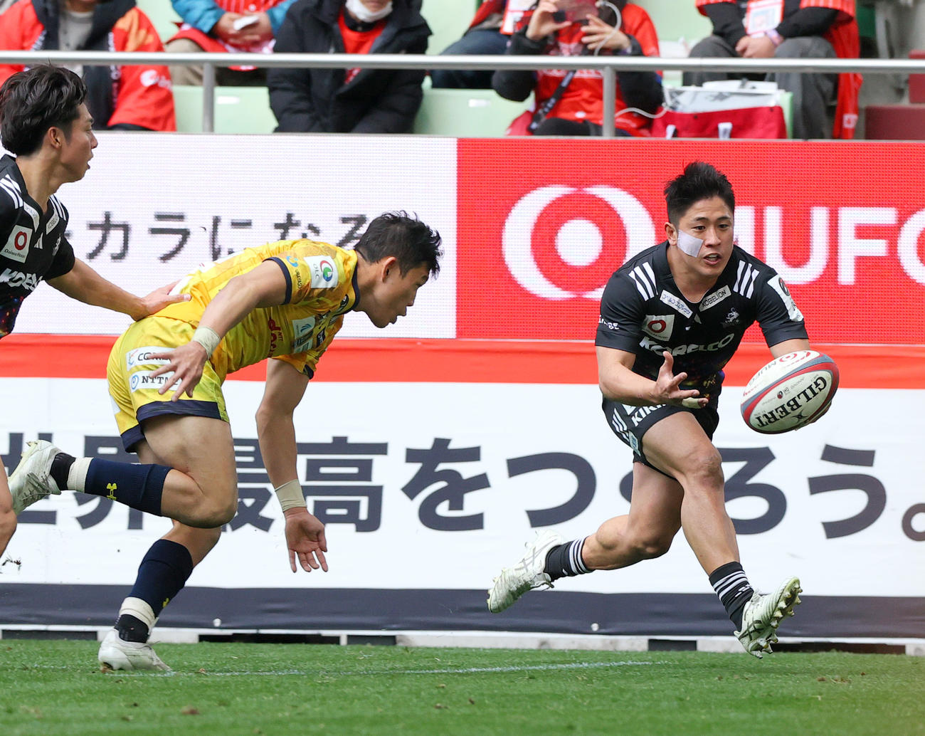 神戸対浦安　後半、神戸松永（右）はパスを受けトライを決める（撮影・上山淳一）