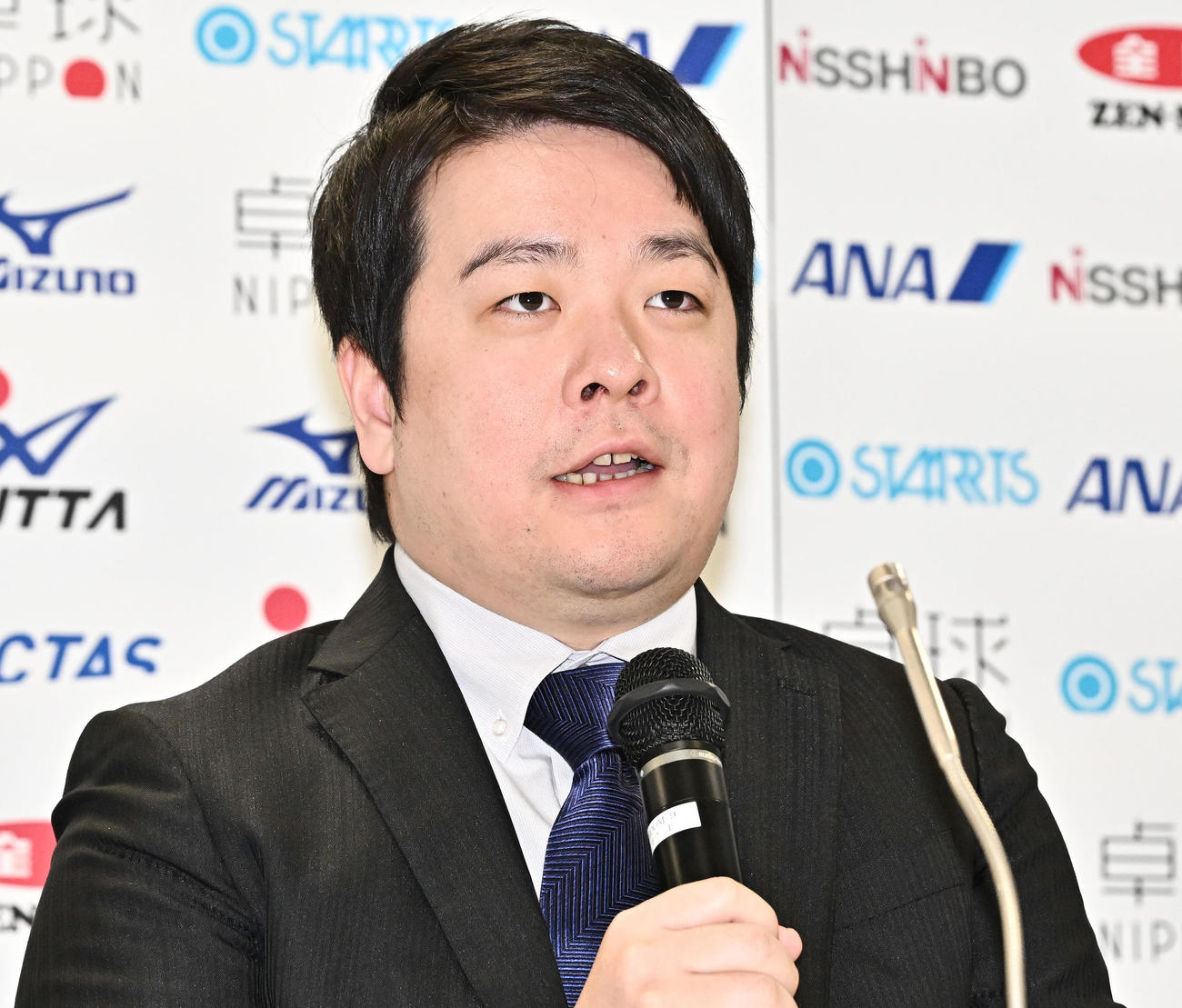 会見する次期ナショナルチーム男子監督の岸川氏（撮影・滝沢徹郎）