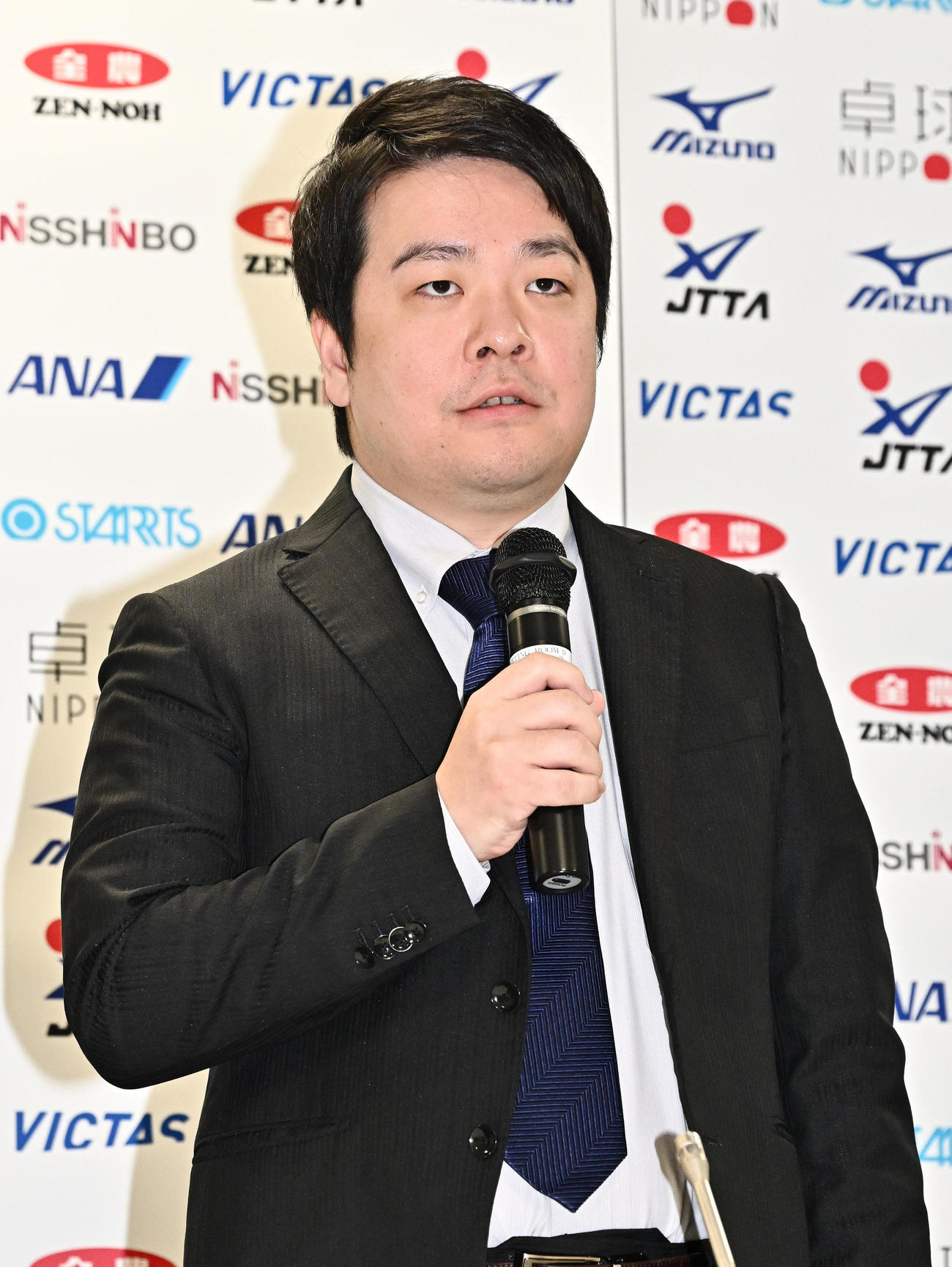 会見する次期ナショナルチーム男子監督の岸川氏（撮影・滝沢徹郎）