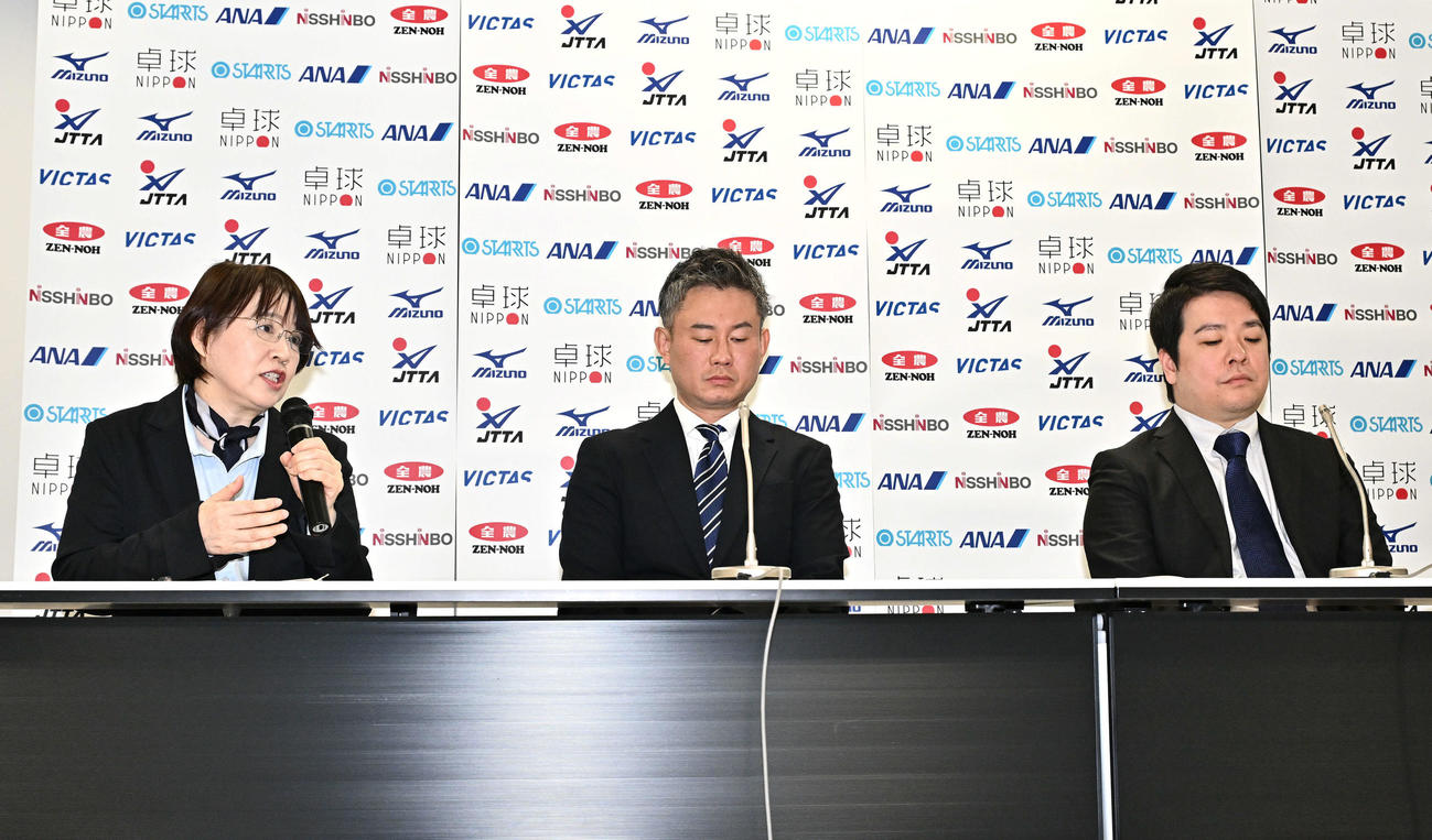 会見する馬場強化本部長（左）。中央は中沢女子新監督と岸川男子新監督（撮影・滝沢徹郎）