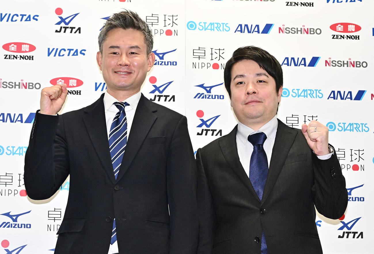 次期ナショナルチーム監督となりガッツポーズで写真に納まる女子監督の中沢氏（左）と男子監督の岸川氏（撮影・滝沢徹郎）