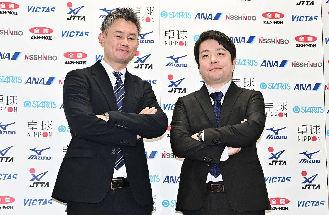 次期ナショナルチーム監督となり写真に納まる女子監督の中沢氏（左）と男子監督の岸川氏（撮影・滝沢徹郎）
