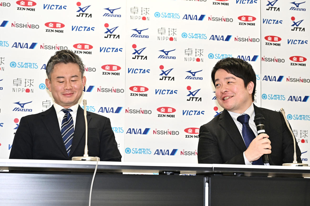 会見で笑顔の次期ナショナルチーム女子監督の中沢氏（左）と男子監督の岸川氏（撮影・滝沢徹郎）