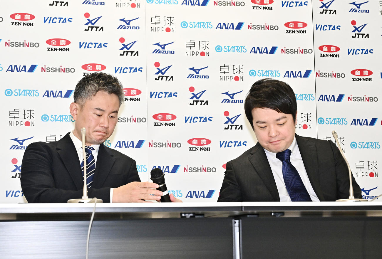 会見でマイクを手渡す次期ナショナルチーム女子監督の中沢氏（左）と男子監督の岸川氏（撮影・滝沢徹郎）
