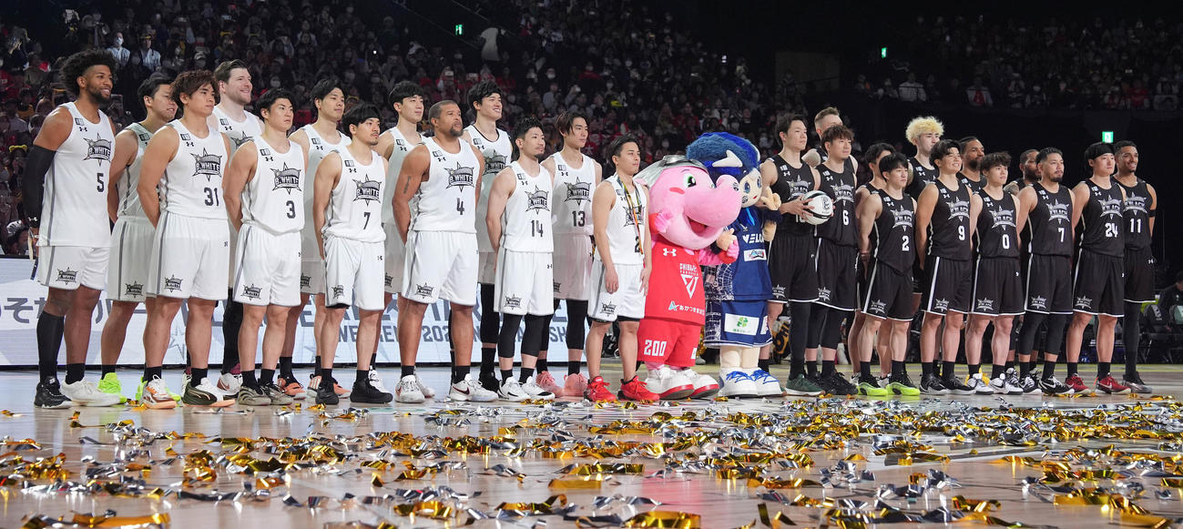 B．BLACK対B．WHITE　試合後、記念撮影に納まる選手たち（撮影・鈴木みどり）