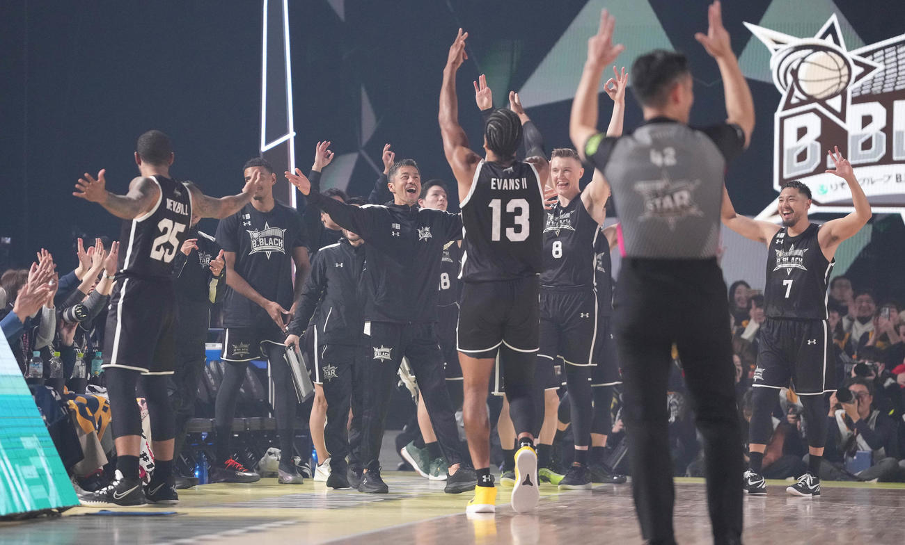 B．BLACK対B．WHITE　第1Q、エバンス（中央手前）のシュートが決まり、盛り上がるホーキンソン（中央右）らB．BLACKベンチ（撮影・鈴木みどり）