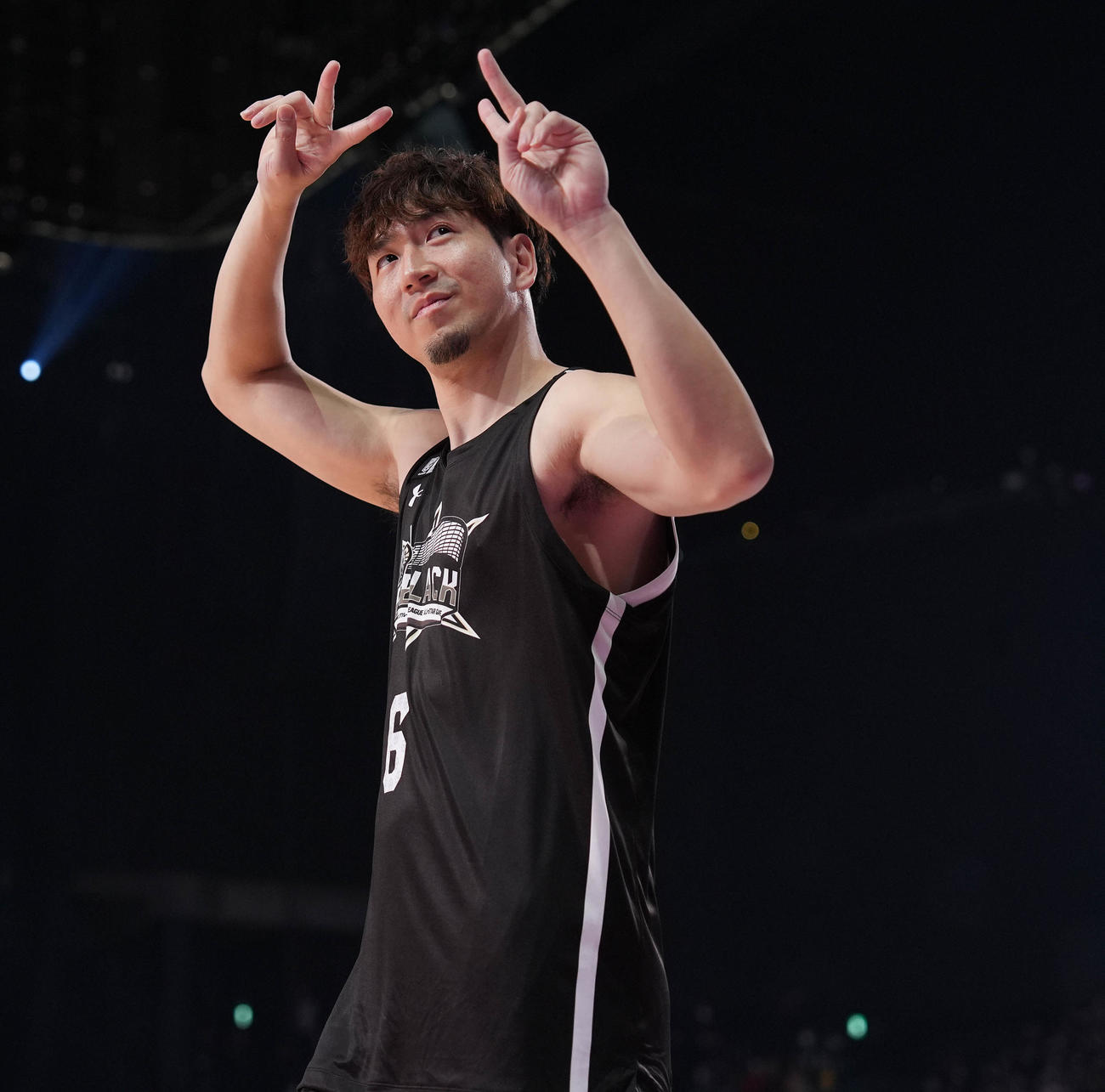 B．BLACK対B．WHITE　試合後、ピースする比江島（撮影・鈴木みどり）