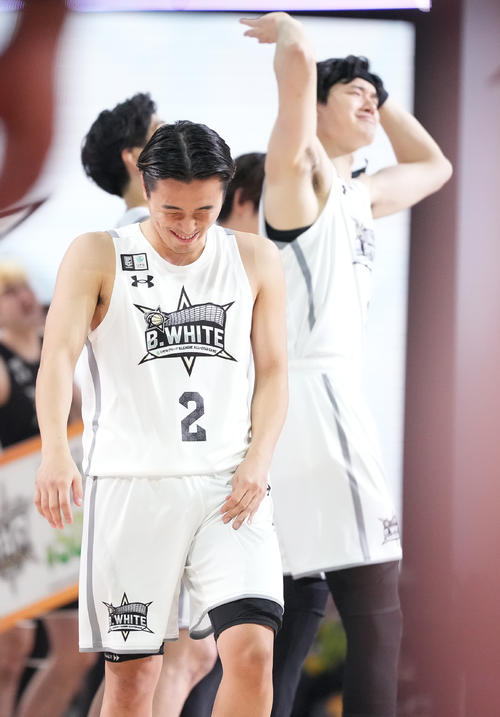 B．BLACK対B．WHITE MVPに選ばれ笑顔の富樫。後ろは悔しがる渡辺（撮影・鈴木みどり）