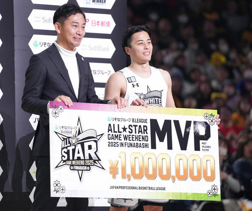 B．BLACK対B．WHITE MVPに選ばれた富樫。左は島田チェアマン（撮影・鈴木みどり）