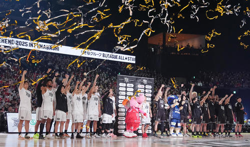 B．BLACK対B．WHITE　試合後、手を突き上げる選手たち（撮影・鈴木みどり）